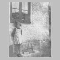 045-0022 Edith Kumler am Kuechenfenster vom Insthaus Goldbaum im Jahre 1942.jpg